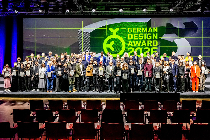German Design Award 2026の授賞式で、全ての受賞者が壇上に並び記念撮影をしている様子。