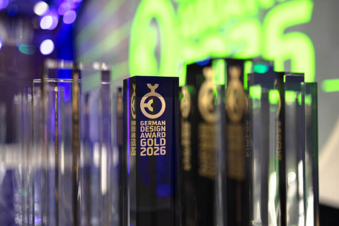 German Design Award 2026 Goldのトロフィーが並んでいる写真。