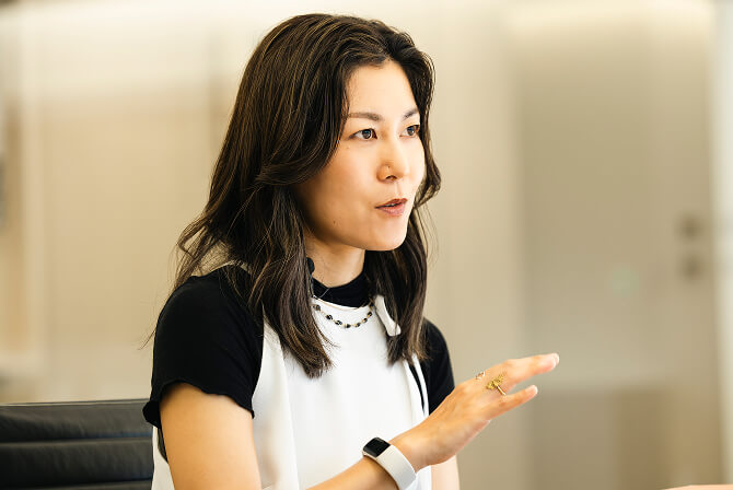 上田杏菜氏が手振りを加えながら話している様子。上田杏菜インタビュー記事「社会を見つめ、自分を見つめ直すためのアート」のサムネイル。